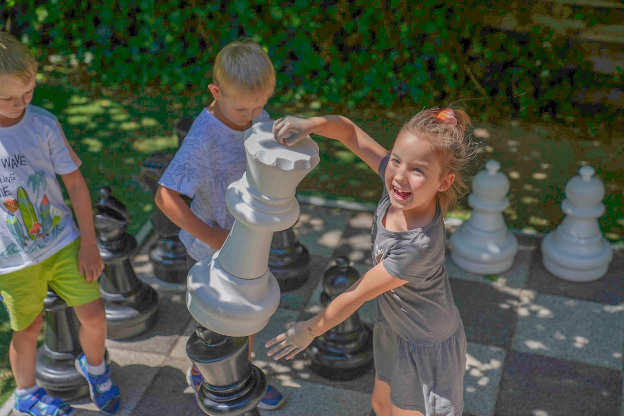 Kindergarten chess girls