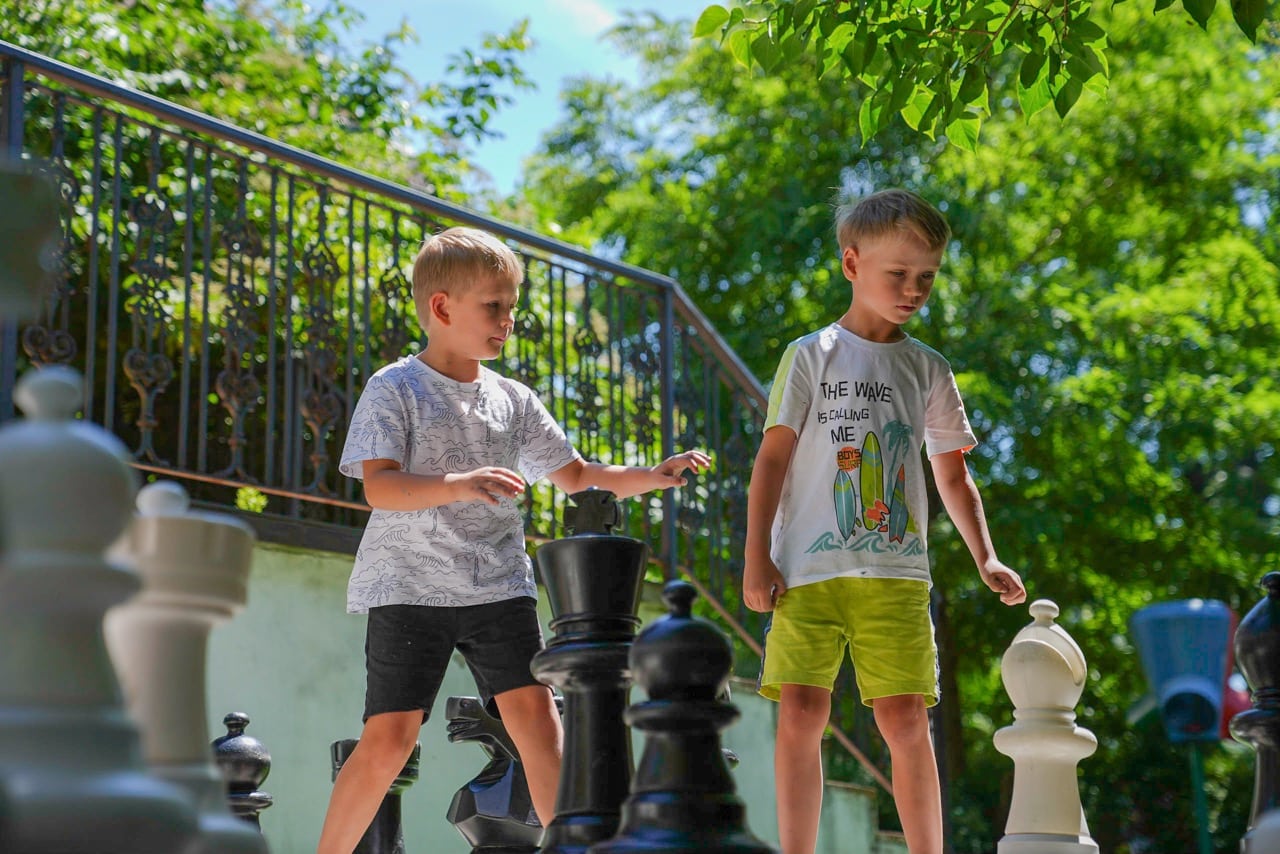 chłopcy gra w szachy przedszkole włochy