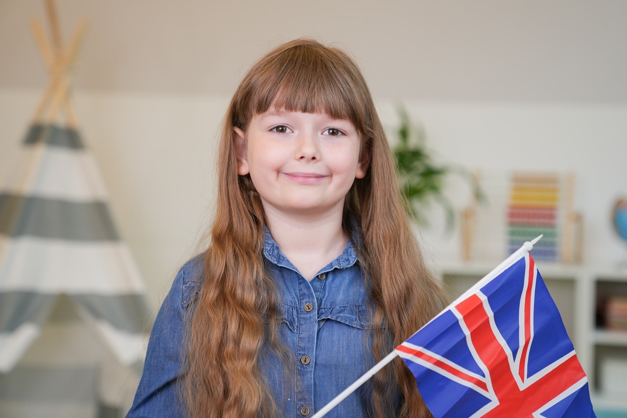 przedszkole dwujęzyczne / dziewczynka z flaga angielska